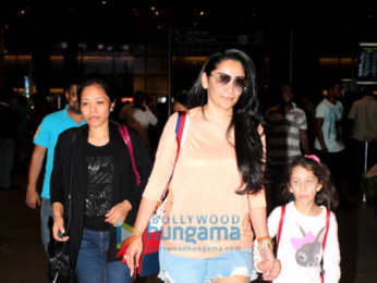 Twinkle Khanna and Manyata Dutt snapped at the airport