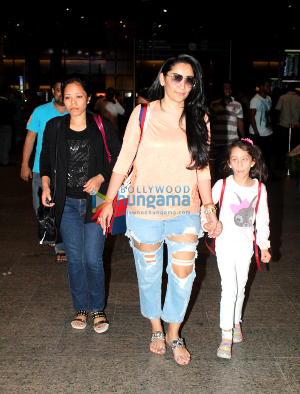 twinkle khanna and manyata dutt snapped at the airport 5
