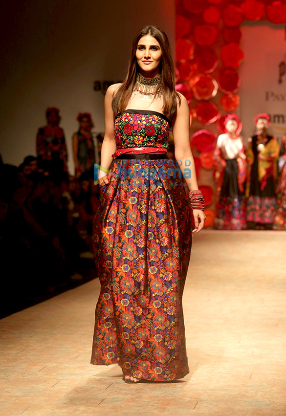 vaani kapoor walks the ramp for designer payal jain at the amazon india fashion week 2