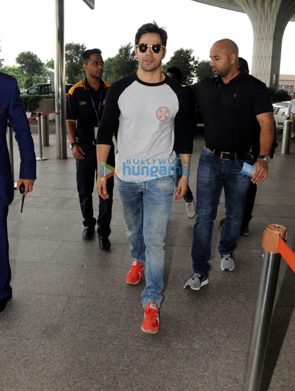 varun dhawan snapped at the airport while on his way to delhi 3