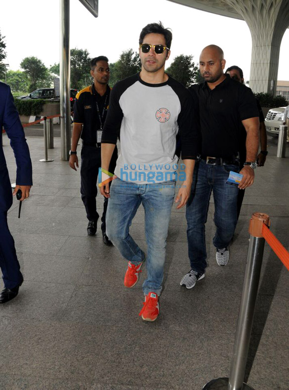 varun dhawan snapped at the airport while on his way to delhi 5