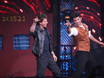 WOW! Shah Rukh Khan and Sushant Singh Rajput set the stage ablaze dancing to ‘Chhaiya Chhaiya’ WOW! Shah Rukh Khan and Sushant Singh Rajput set the stage ablaze dancing to ‘Chhaiya Chhaiya’