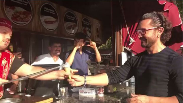 Watch Aamir Khan gets tricked by Turkish ice cream vendor