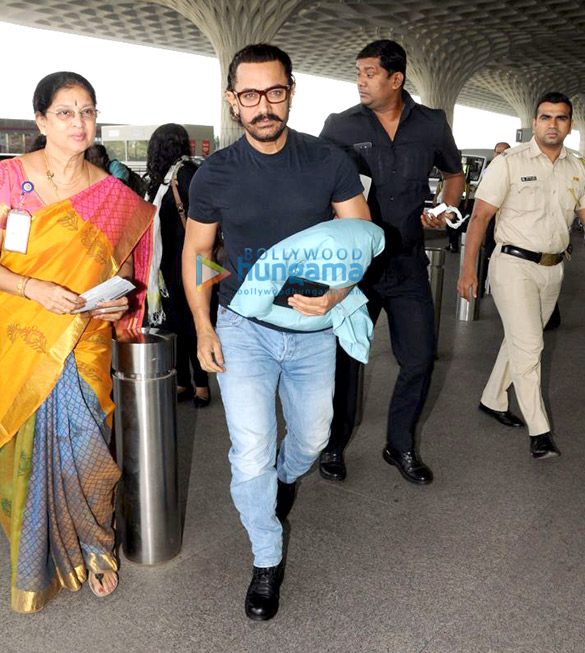 aamir khan ameesha patel and others snapped at the airport 1