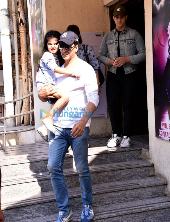 akshay twinkle spotted with nitara and aarav after a movie 2