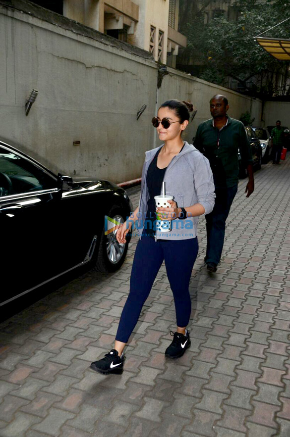 alia bhatt spotted at vishesh films office in khar 4