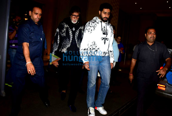 amitabh bachchan and abhishek bachchan snapped while having dinner with family 2