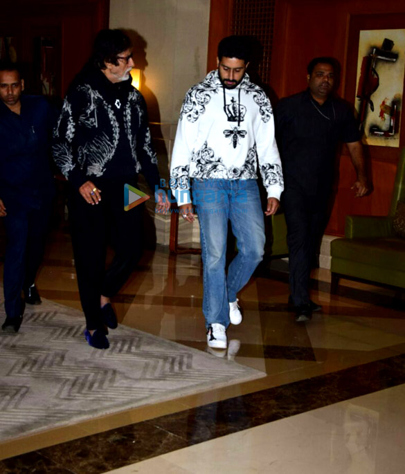 amitabh bachchan and abhishek bachchan snapped while having dinner with family 3