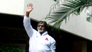 Amitabh Bachchan snapped greeting his fans at Jalsa