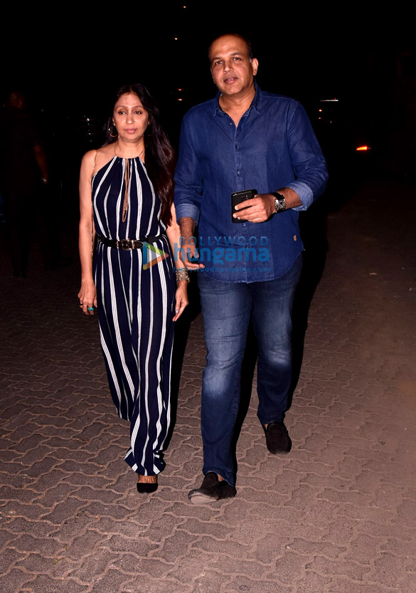 ashutosh gowariker snapped with wife 2