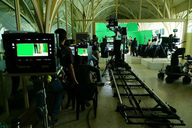 Behind the scenes Shah Rukh Khan gives a sneak peek of his film set