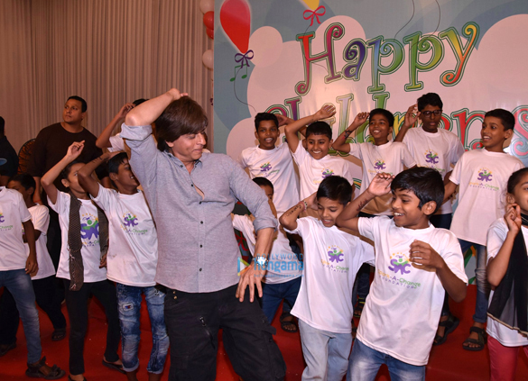 Cake smeared on Shah Rukh Khan5