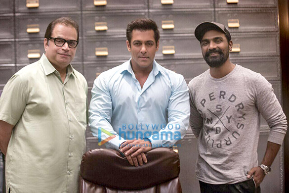Check out Salman Khan strikes a pose with Race 3 director Remo D’souza and producer Ramesh Taurani