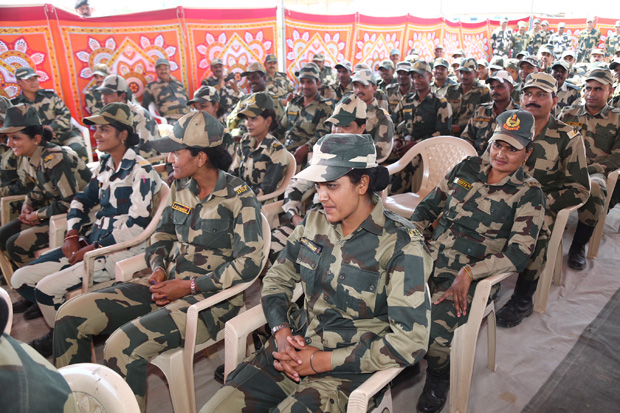 Check out Sulu aka Vidya Balan enthralls soldiers on India- Pakistan border (2)