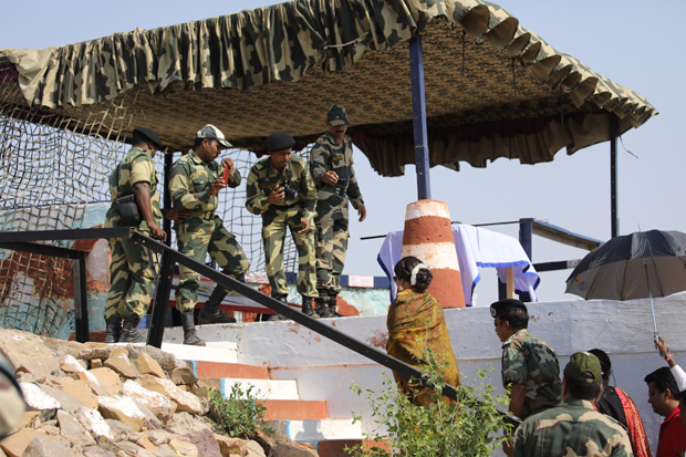 Check out Sulu aka Vidya Balan enthralls soldiers on India- Pakistan border (3)