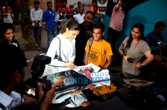 deepika padukone cuts a cake for a fan 2