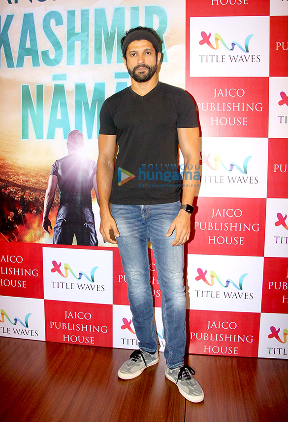 farhan akhtar launches karan anshumans book kashmir nama 5