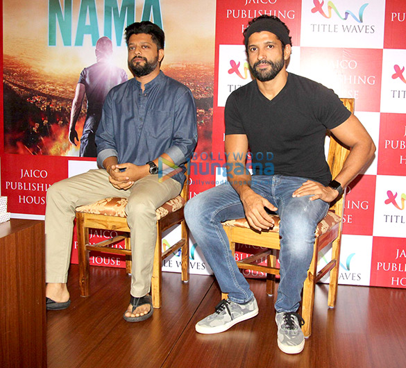 farhan akhtar launches karan anshumans book kashmir nama 6