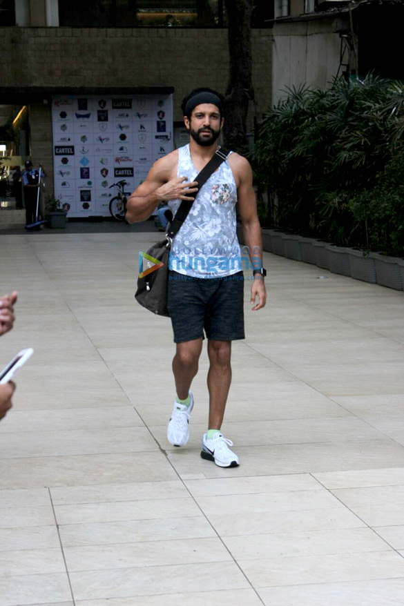 farhan akhtar snapped at the otters club 1