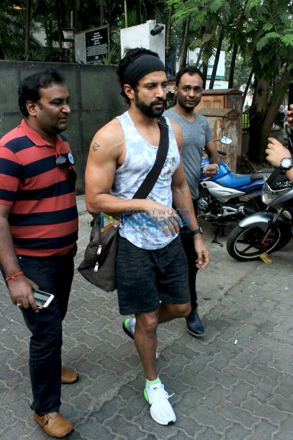 farhan akhtar snapped at the otters club 2
