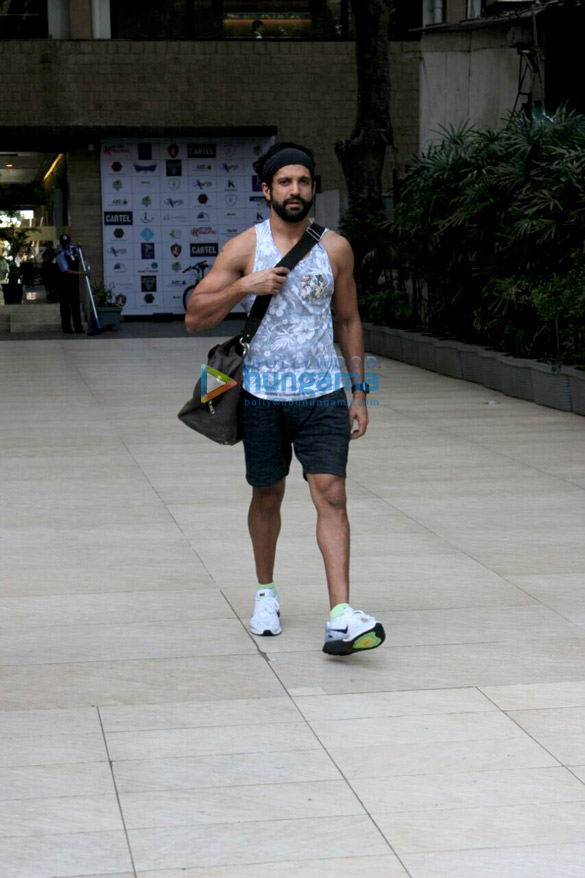 farhan akhtar snapped at the otters club 3