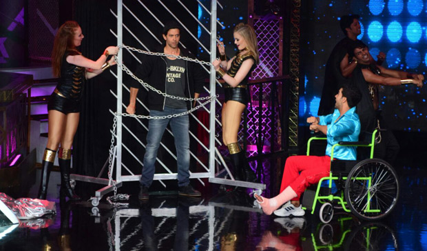 It was a riot on Lip Sing Battle with Hrithik Roshan, Kriti Sanon and Rajkummar Rao dancing together on stage (3)