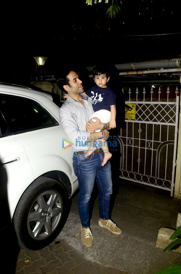 kareena kapoor khan tusshar kapoor snapped with taimur ali khan laksshya kapoor in bandra 3