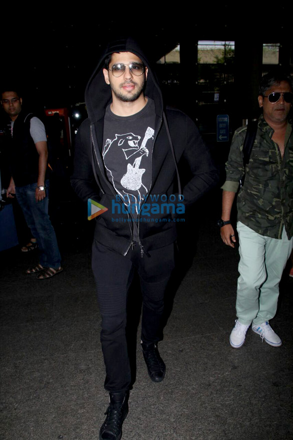 kriti sanon sidharth malhotra snapped at the airport 2