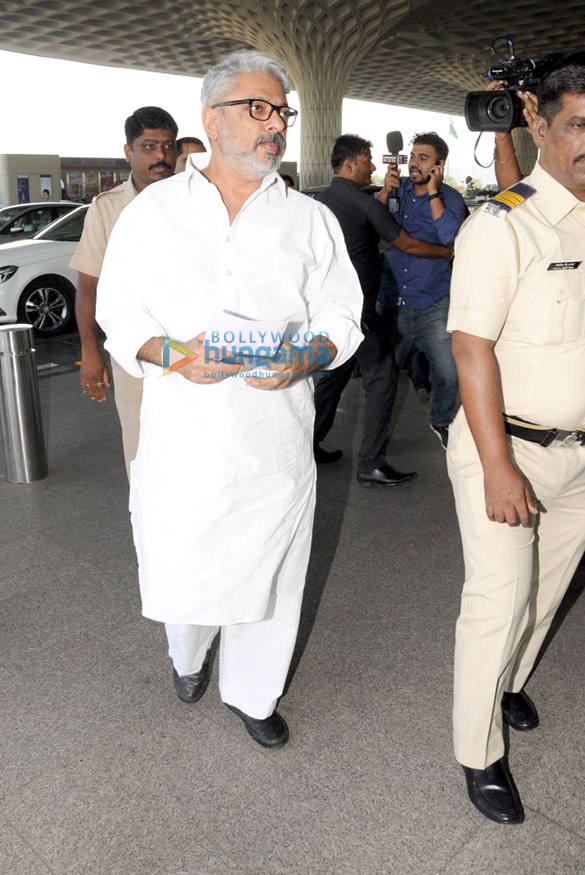 kriti sanon and sanjay leela bhansali snapped at the airport 2