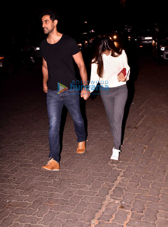 kunal kapoor snapped in juhu with wife 5