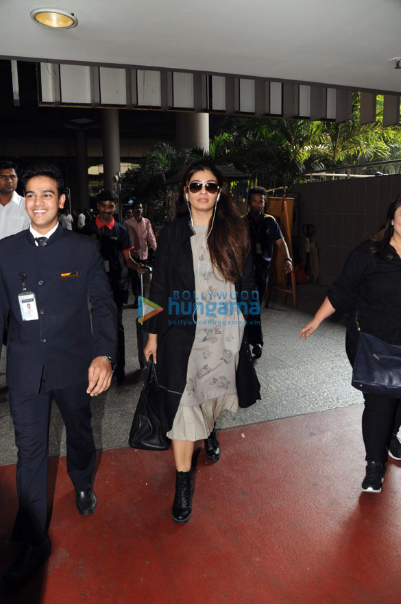 madhuri dixit and raveena tandon snapped at the airport 4