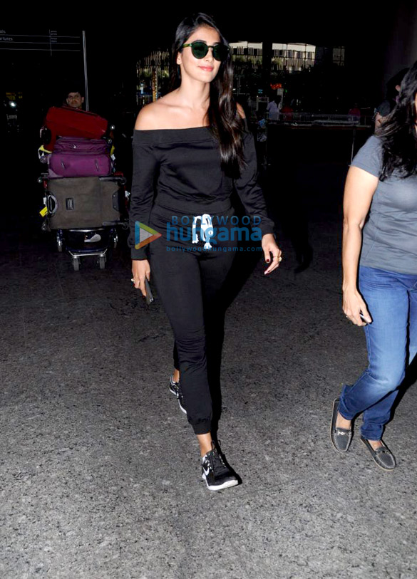 pooja hegde snapped at mumbai airport as she arrived from hyderabad 5