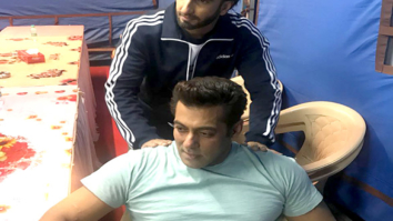 Ranveer Singh gives shoulder massage to Salman Khan on Race 3 sets