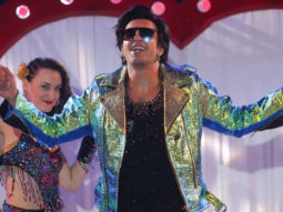 WATCH: Ranveer Singh grooves to ‘Ainvayi Ainvayi’ and ‘Nashe Si Chadh Gayi’ at a wedding!