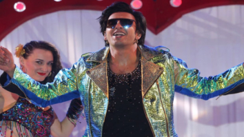 WATCH: Ranveer Singh grooves to ‘Ainvayi Ainvayi’ and ‘Nashe Si Chadh Gayi’ at a wedding!