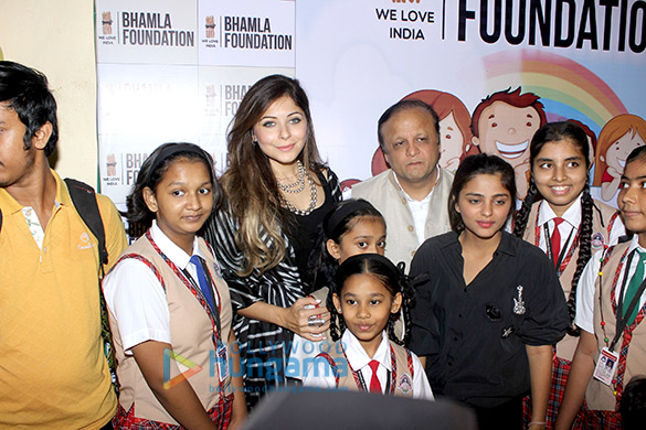 raveena tandon and kanika kapoor at a childrens day event organized by bhamla foundation 2