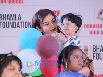 Raveena Tandon and Kanika Kapoor at a Children's Day event organized by Bhamla Foundation