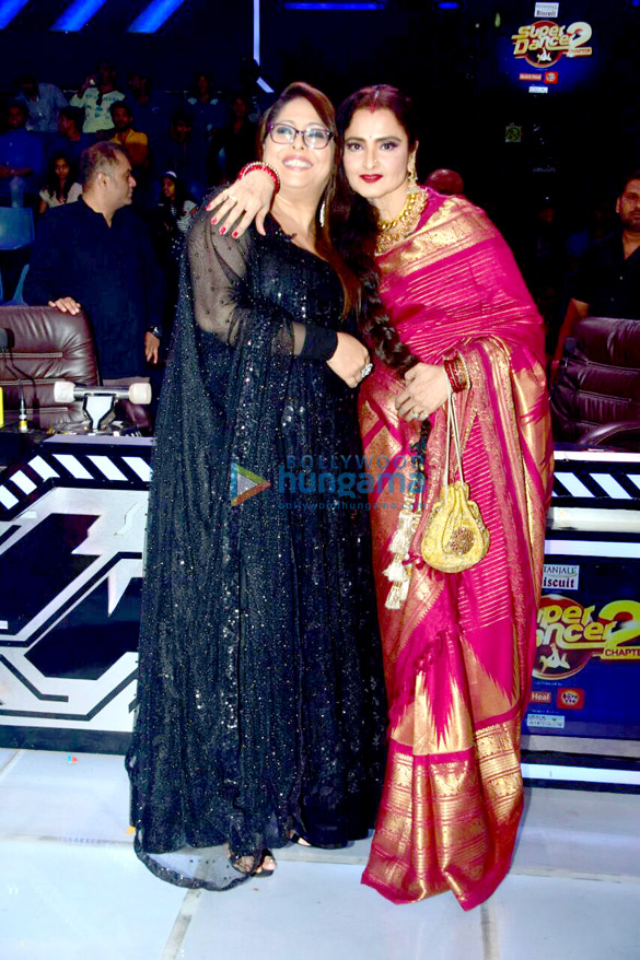rekha snapped on the sets of super dancer 2 6