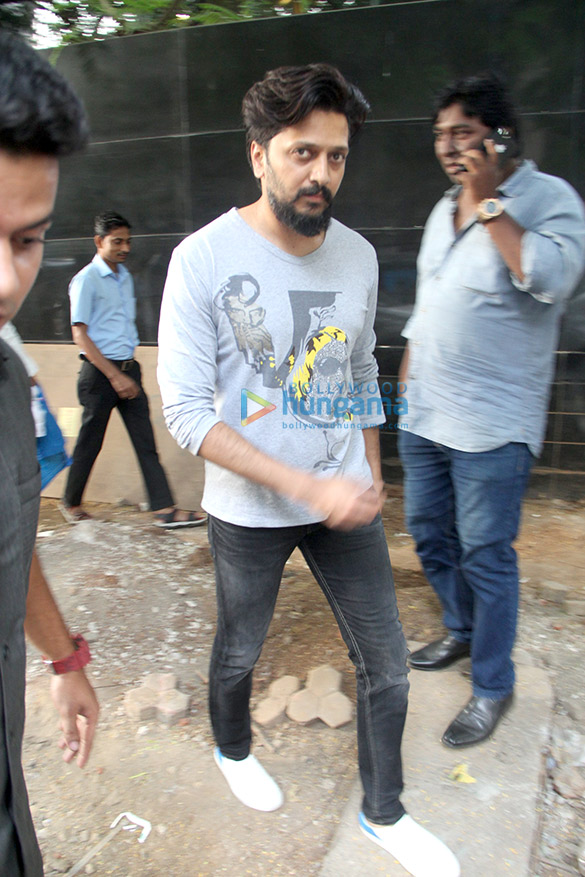 riteish deshmukh spotted at starbucks in khar 2