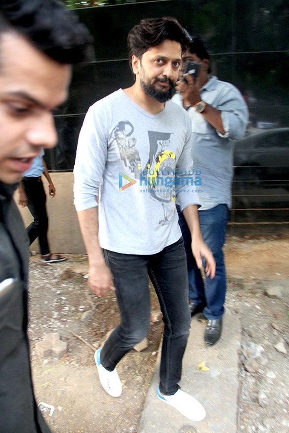 riteish deshmukh spotted at starbucks in khar 3