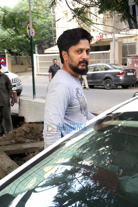 riteish deshmukh spotted at starbucks in khar 4