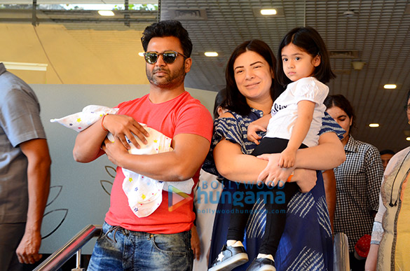 sachiin joshi snapped with his new born baby 3
