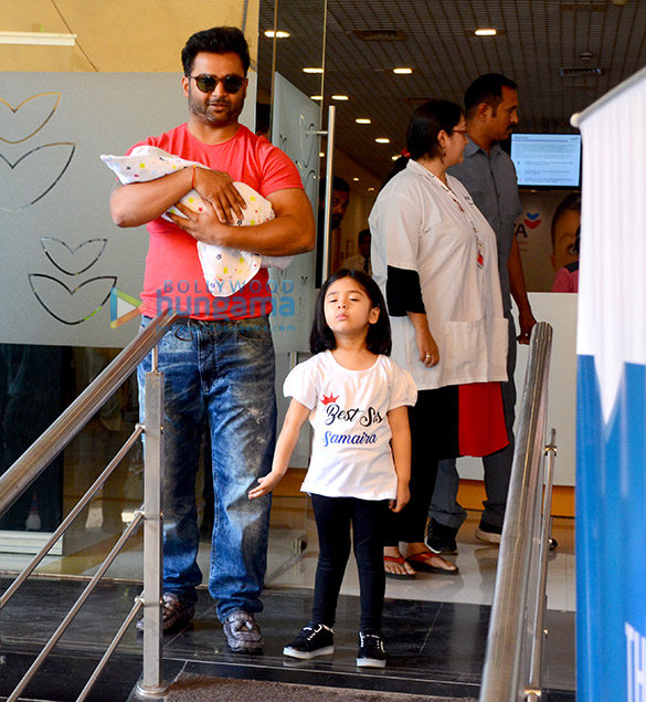 sachiin joshi snapped with his new born baby 5