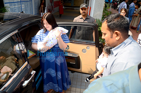 sachiin joshi snapped with his new born baby 6