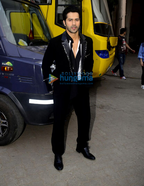 salman khan varun dhawan ayush sharma ashutosh gowariker snapped at mehboob studio in bandra 2