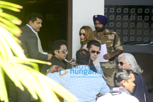 salman khan and iulia vantur snapped at the kalina airport gate 6
