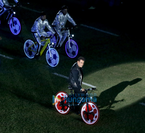 salman khan and katrina kaif perform at opening of isl ceremony in kochi 5
