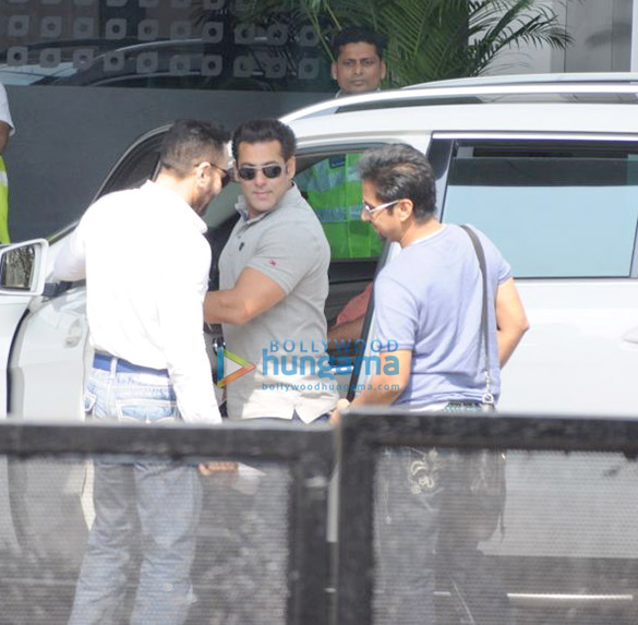Salman Khan snapped leaving to attend IIFA 2017 in Goa Salman Khan snapped leaving to attend IIFA 2017 in Goa