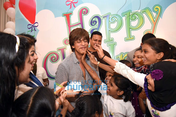 shah rukh khan celebrates childrens day with spark a change foundation 2