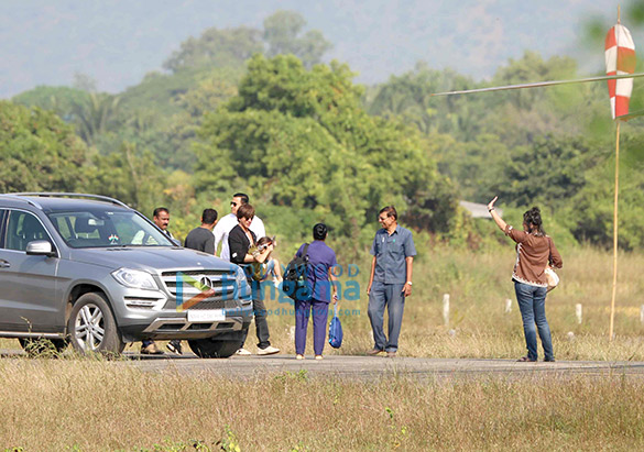 Shah Rukh Khan leaves for Mumbai from Alibaug with son AbRam Khan